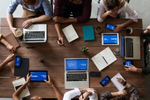 Mitarbeiter arbeiten mit Technik am Arbeitstisch